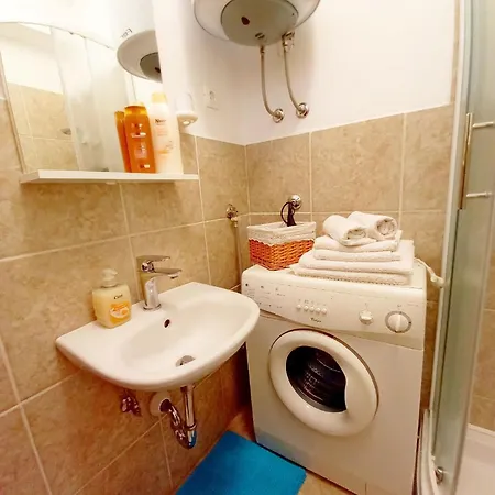Studio-wohnung In Der Naehe Des Meeres * Stinjan
